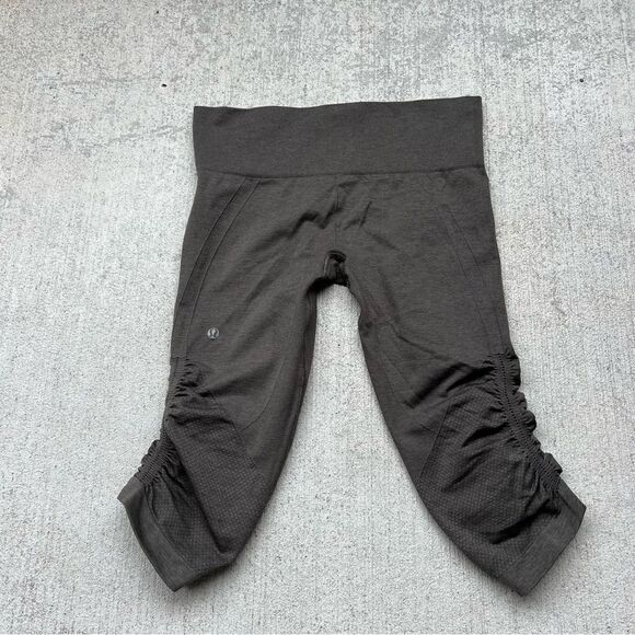 Lululemon flow crop leggings size 6 - Picture 5 of 6